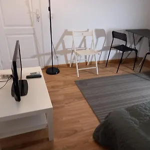 Apartamento 3 Hebergements - Au 1er Etage 1 2 Pieces Et Au 2eme Etage Un De 2 Louees Separement Avec Coin Cuisine Et Toilettes A Partager- Dans Pavillon Au Pied Du Rer B A 5 Minutes De Paris Et 30 Mn Stade De France, Cachan